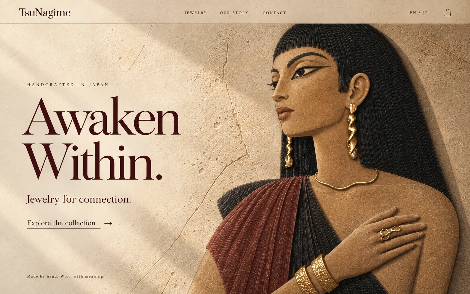 Ontwerpconcept voor de TsuNagime-homepage: verfijnde bordeauxrode typografie en gouden juwelen tegen een warme, gebeeldhouwde zandsteenmuur